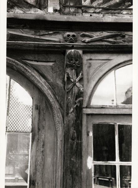 Francia - Rouen - Atrio di San Maclovio (Aitre Saint-Maclou), cimitero e ossario - Architettura tradizionale francese - Edificio a graticcio - Esterno - Facciata, dettaglio - Sculture intagliate nel legno: teschi, morte, ossa