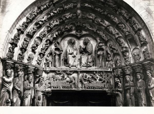 Scultura - Statue e bassorilievi della lunetta, 1160 post - Francia - Senlis - Cattedrale Notre-Dame - Facciata principale ovest - Portale centrale