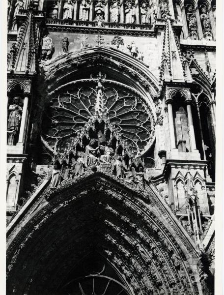 Scultura - Incoronazione della Vergine - Francia - Reims - Cattedrale di Notre-Dame - Facciale principale - Portale centrale - Cuspide - Rosone