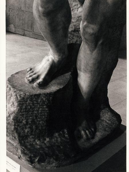 Scultura - Prigione. Schiavo ribelle, dettaglio (piedi sul basamento) - Michelangelo Buonarroti - Francia - Parigi - Museo del Louvre - Interno