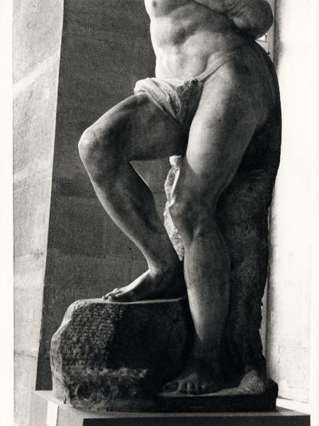 Scultura - Prigione. Schiavo ribelle, dettaglio (piedi sul basamento) - Michelangelo Buonarroti - Francia - Parigi - Museo del Louvre - Interno