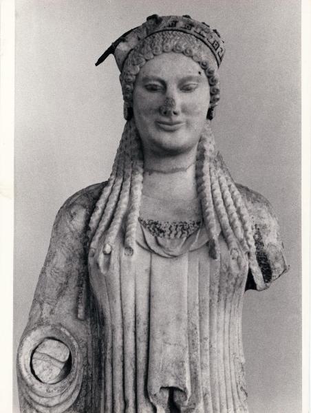 Scultura - Statua di una Kore" (inv. n. 673), 520-510 a.C. - Ambito attico - Grecia - Atene - Museo dell'Acropoli - Interno - Sala dell'Acropoli arcaica