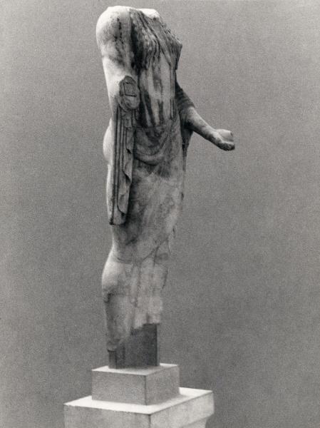 Scultura - Statua di Kore (inv. n. 615), 490-480 a.C. ca. - Ambito attico - Grecia - Atene - Museo dell'Acropoli - Interno - Sala dell'Acropoli arcaica