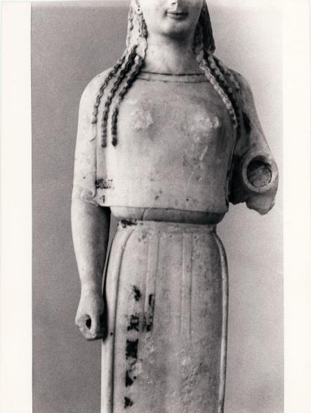 Scultura - Statua di Kore detta la "Kore del peplo" (inv. n. 679), 530 a.C ca. - Maestro Rampin (?) - Grecia - Atene - Museo dell'Acropoli - Interno - Sala dell'Acropoli arcaica