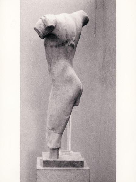 Scultura - Statua di Teseo alle prese con Procuste (Procroste) (inv. n. 145), 520 a.C. ca. - Ambito attico - Grecia - Atene - Museo dell'Acropoli - Interno - Sala dell'Acropoli arcaica