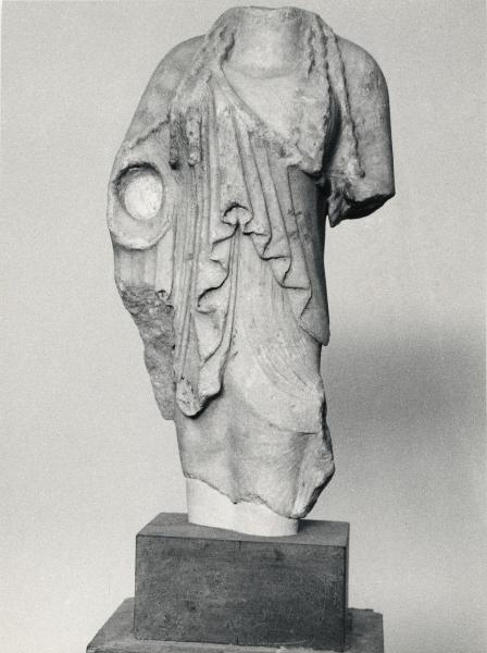 Scultura - Statua di una Kore - Ambito attico - Grecia - Atene - Museo Nazionale - Interno - Sala