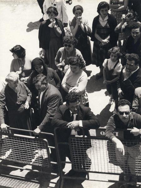 Grecia - Atene - Porto - Esterno - Piazzale - Gruppo di donne e uomini alle transenne - Partenza dei minatori - Veduta dall'alto