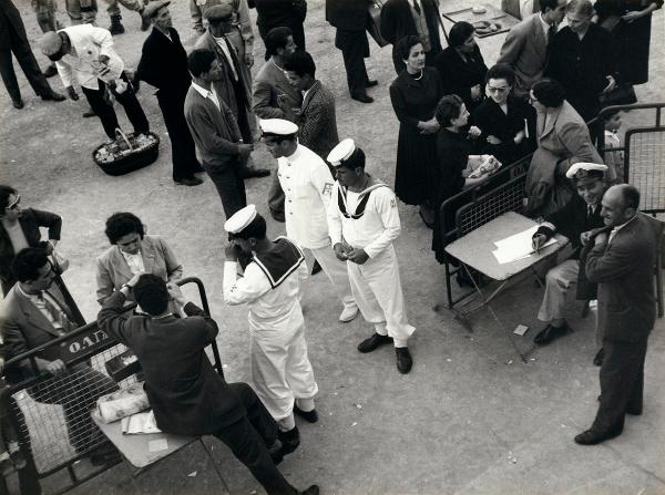 Grecia - Atene - Porto - Esterno - Piazzale - Imbarco per Mykonos, transenne - Gruppo di marinai - Donne e uomini - Veduta dall'alto