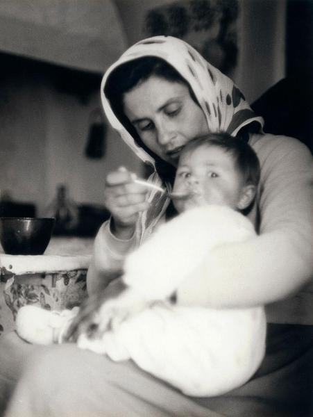 Ritratto di famiglia - Olga, madre, seduta con la figlia Antoula in braccio - Pasto - Grecia - Egina - Agia Marina - Interno - Abitazione - Cucina