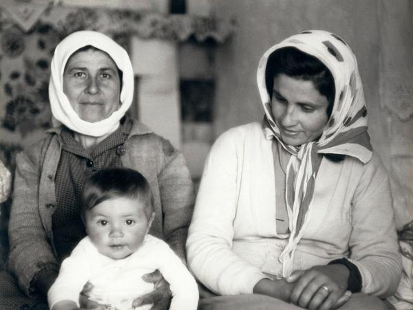 Ritratto di famiglia - Olga, madre, seduta con la figlia Antoula e altra donna - Grecia - Egina - Agia Marina - Interno - Abitazione