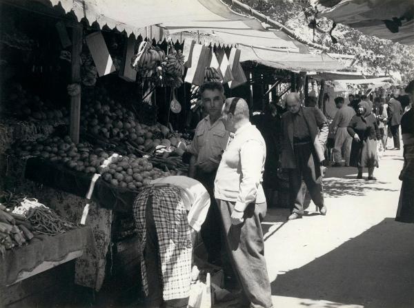 Grecia - Rodi - Esterno - Mercato - Banco del fruttivendolo - Frutta e verdura sul banco - Uomini