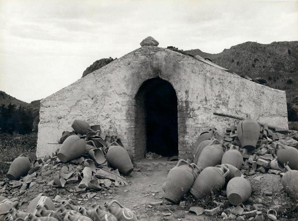 Grecia - Rodi - Fabbrica di anfore - Esterno - Anfore rotte, frammenti