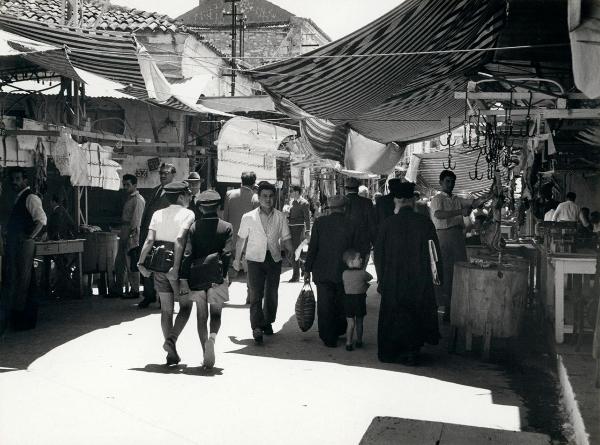 Grecia - Creta - Candia (Iraklio o Herakleio) - Via del Mercato, strada - Esterno - Banchi dei venditori ambulanti - Passanti