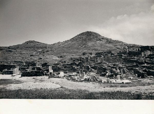 Sito archeologico - Grecia - Delo - Quartiere del teatro - Santuario - Monte Cinto, vetta - Rovine - Veduta