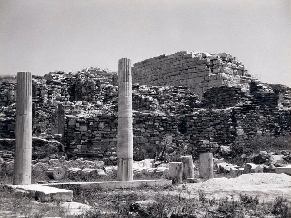 Sito archeologico - Grecia - Delo - Quartiere del teatro - Muro di sostegno del teatro - Rovine - Colonne