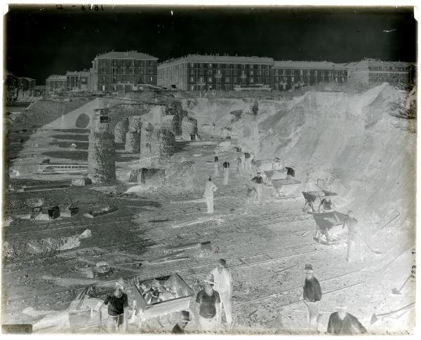 Milano - piazzale Fiume - demolizione del rilevato ferroviario della Vecchia Stazione Centrale