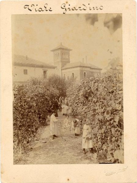 Milano - Via Monterosa - Asilo Mariuccia - "Viale Giardino" - Ospiti lavorano in giardino - Vegetazione - Edifici