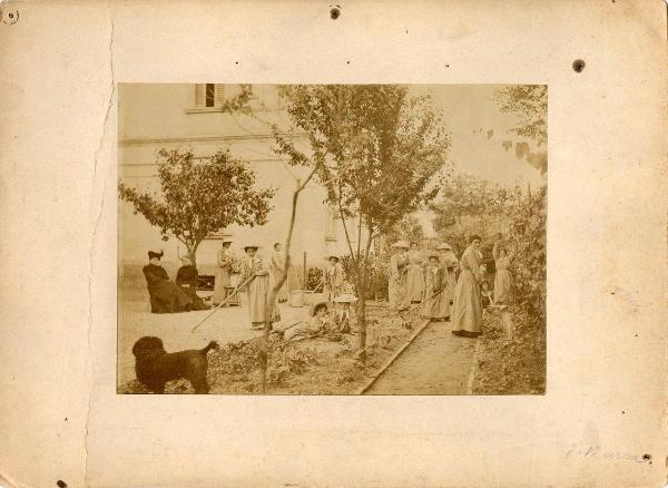 Milano - Via Monterosa - Asilo Mariuccia - Cortile -  Donne e ragazze lavorano all'aperto - Attrezzi - Vegetazione - Cane