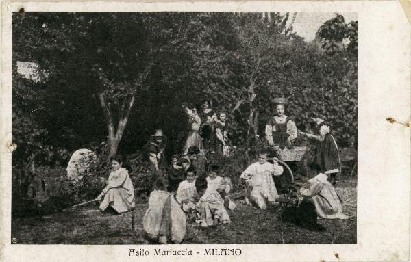 Milano - Via Monterosa - Asilo Mariuccia - Giardino - Ragazze lavorano all'aperto - Attrezzi - Cesti - Vegetazione