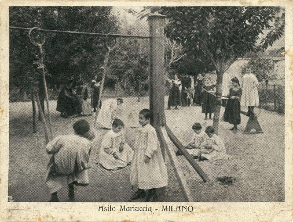 Milano - Via Monterosa - Asilo Mariuccia - Cortile - Bambine giocano all'aperto - Altalena - Giocattoli