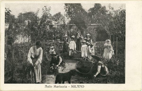 Milano - Via Monterosa - Asilo Mariuccia - Giardino - Ragazze lavorano all'aperto - Attrezzi - Cesti - Vegetazione - Cane