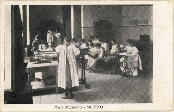 Milano - Via Monterosa - Asilo Mariuccia - Sala di lavoro - Ragazze cuciono - Macchine da cucire - Manichino