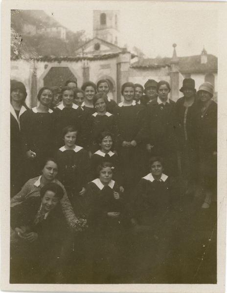 Tremezzina - Lenno - Abbazia dell'Acquafredda - Ritratto di gruppo - Bambine e ragazze - Cancello - Campanile