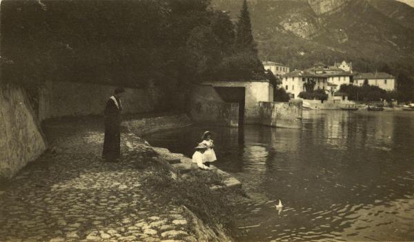 Tremezzina - Lenno - Lungolago - Donne e bambina sulla riva - Emma Torresin - Giuseppina Gazzola