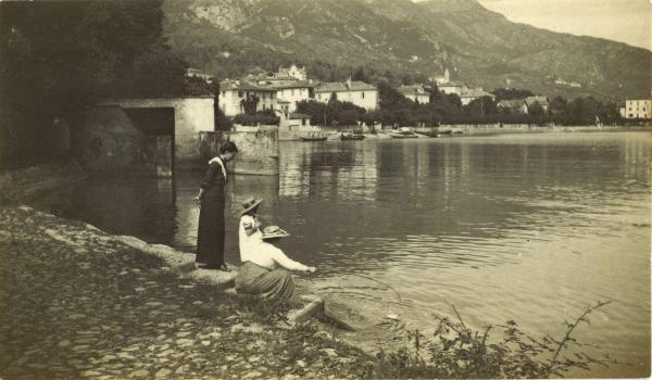 Tremezzina - Lenno - Lungolago - Donne e bambina sulla riva - Emma Torresin - Giuseppina Gazzola