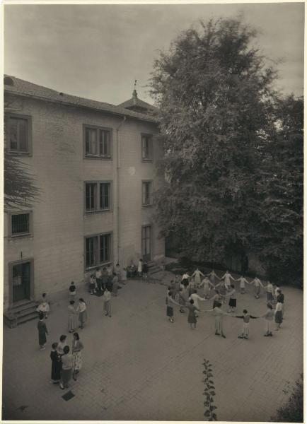 Milano - Via Monterosa - Asilo Mariuccia - Cortile - Bambine giocano - Veduta dall'alto