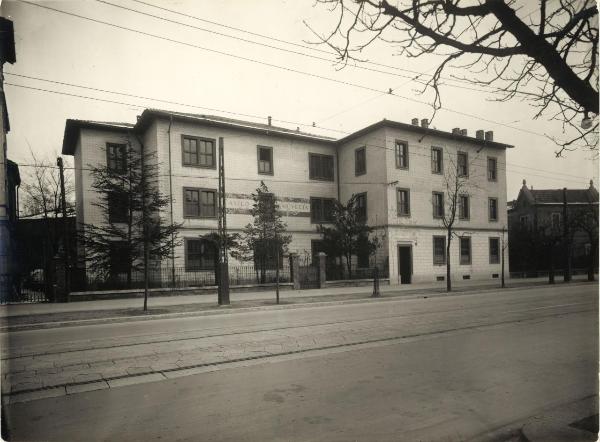 Milano - Via Monterosa - Asilo Mariuccia - Edificio - Ingresso - Alberi - Binari del tram - Marciapiede