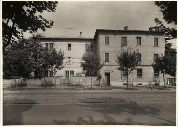 Milano - Via Monterosa - Asilo Mariuccia - Edificio - Facciata - Alberi - Binari del tram - Marciapiede