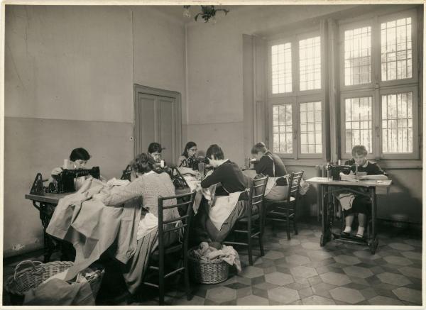 Milano - Via Monterosa - Asilo Mariuccia - Aula per lavori di sartoria - Ragazze cuciono a macchina