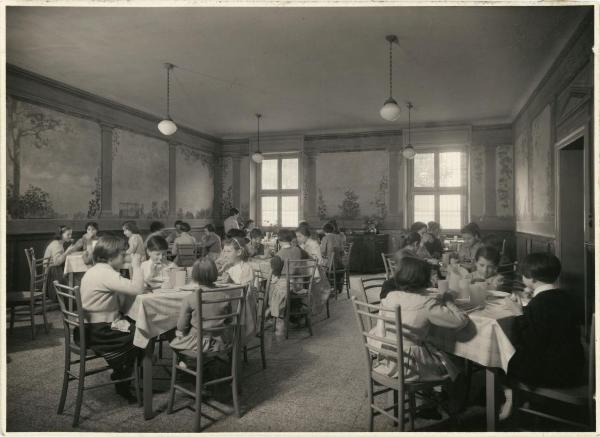 Milano - Via Monterosa - Asilo Mariuccia - Refettorio - Bambini mangiano ai tavoli - Affreschi di Giuseppe Mentessi - Lampadari