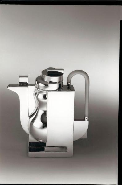 Milano - Studio Ballo&Ballo - caffettiera di Richard Meier - Alessi - 1983