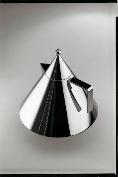 Milano - Studio Ballo&Ballo - bollitore Il Conico di Aldo Rossi - Alessi - 1985