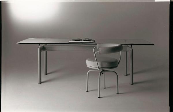 Milano - Studio Ballo&Ballo - tavolo Table tube d’avion di Le Corbusier e poltroncina 7 Fauteuil Tournant di Charlotte Perriand - Cassina - 1982