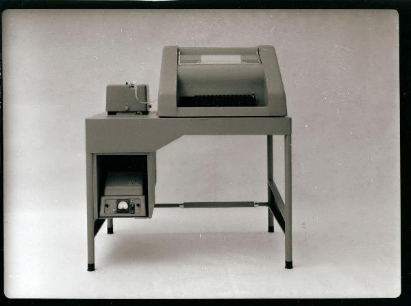 Milano - Studio Ballo&Ballo - tavolo con calcolatrice e telescrivente Olivetti - Olivetti - 1957