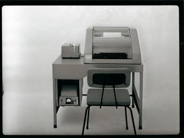 Milano - Studio Ballo&Ballo - tavolo con calcolatrice e telescrivente e sedia Synthesis - Olivetti - 1957