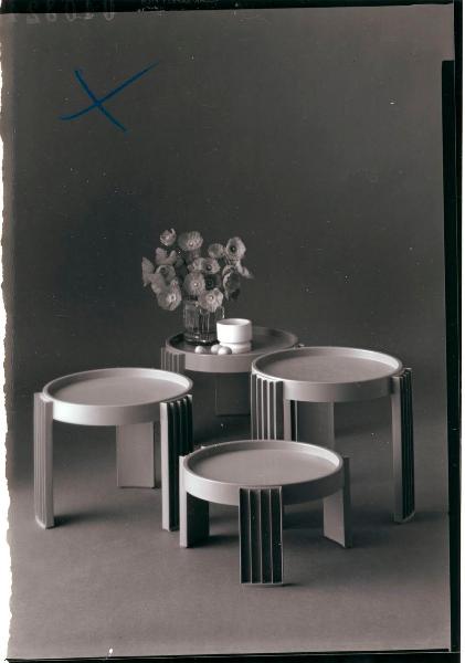 Milano - Studio Ballo&Ballo - composizione con quattro tavolini Marema di Gianfranco Frattini e vasi con fiori - Cassina - 1968