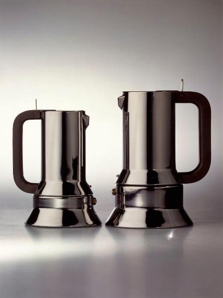 Milano - Studio Ballo&Ballo - caffettiera 9090 di Richard Sapper - Alessi - 1979