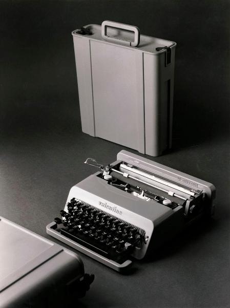 Milano - Studio Ballo&Ballo - macchina da scrivere Valentine di Ettore Sottsass - Olivetti - 1972