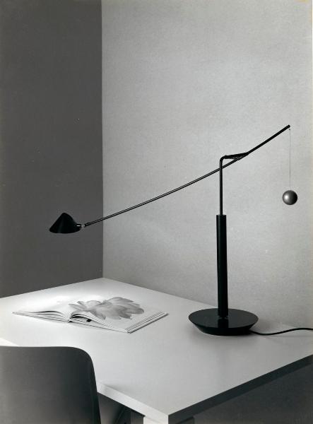 Milano - Studio Ballo&Ballo - composizione lampada Nestore di Carlo Forcolini su tavolo con sedia e libro - Artemide - 1988