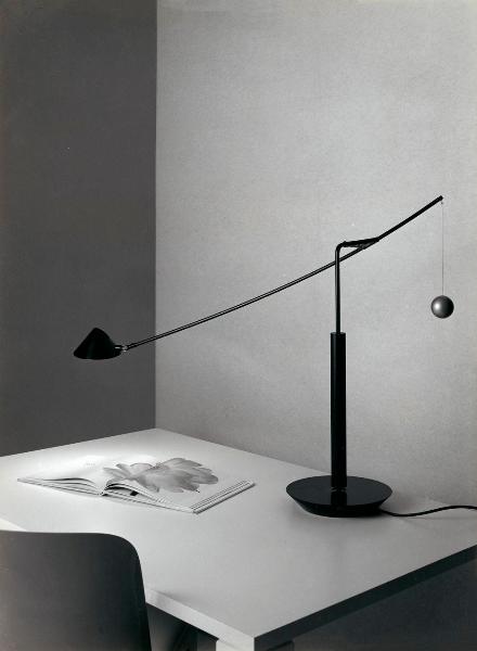 Milano - Studio Ballo&Ballo - composizione lampada Nestore di Carlo Forcolini su tavolo con sedia e libro - Artemide - 1988