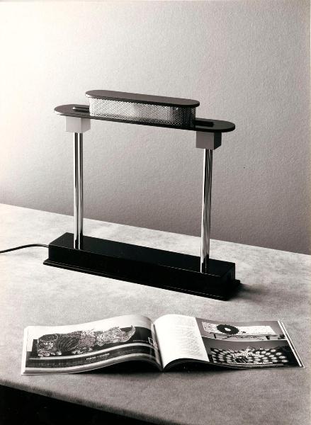 Milano - Studio Ballo&Ballo - lampada Pausania di Ettore Sottsass ambientata su tavolo con libro - Artemide - post 1983