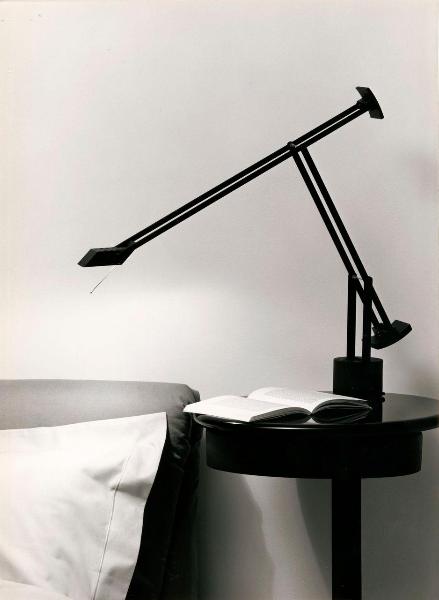 Milano - Studio Ballo&Ballo - lampada Tizio Plus di Richard Sapper ambientata su comodino con libro accanto a letto - Artemide - post 1990