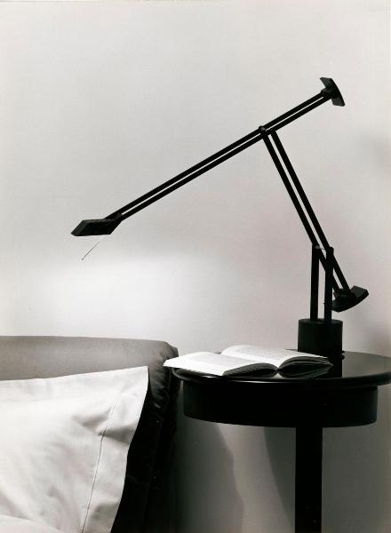 Milano - Studio Ballo&Ballo - lampada Tizio Plus di Richard Sapper ambientata su comodino con libro accanto a letto - Artemide - post 1990