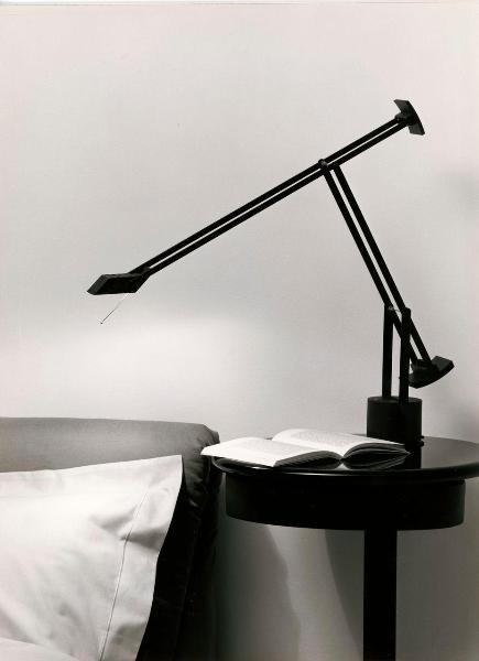 Milano - Studio Ballo&Ballo - lampada Tizio Plus di Richard Sapper ambientata su comodino con libro accanto a letto - Artemide - post 1990