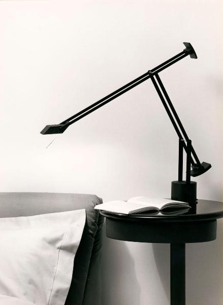 Milano - Studio Ballo&Ballo - lampada Tizio Plus di Richard Sapper ambientata su comodino con libro accanto a letto - Artemide - post 1990