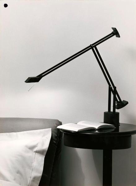 Milano - Studio Ballo&Ballo - lampada Tizio Plus di Richard Sapper ambientata su comodino con libro accanto a letto - Artemide - post 1990